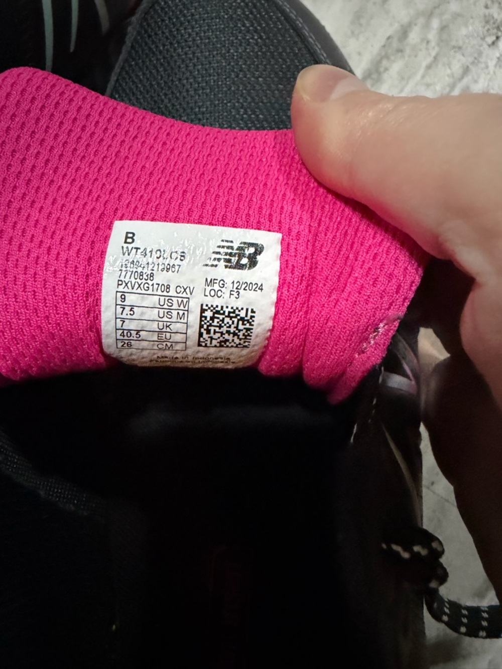 New Balance Women's Black and Pink Athletic Sneakers size 9 - Picture 2 of 5